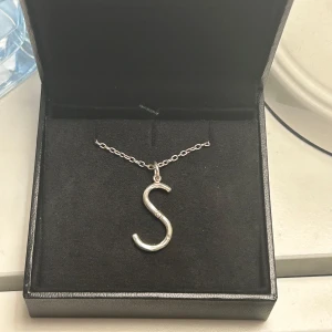 Maria Nilsdotter halsband  - Pris går att diskutera 💗 skit snyggt halsband som jag inte använder längre för gillar guld istället! Kedjan är lite oxiderad men går lätt att tvätta och polera bort eller lämna in till deras butik också tror jag! Nypris 1895kr. Längd 50 bokstaven S