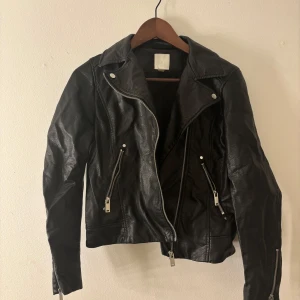 Skinnjacka i nyskick  - Säljer en skinnjacka/bikerjacka från H&M som endast är använd en gång så helt i nyskick. Storlek 36, något liten i storlek 🦋