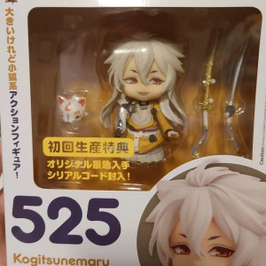 Kogitsunemaru Nendoroid figur - Kogitsunemaru Nendoroid figur med utbytbara ansikten och tillbehör. Inkluderar svärd och en liten kattfigur. Perfekt för samlare av animefigurer.