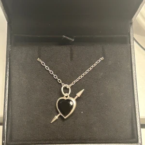 Maria Nilsdotter halsband  - Pris går att diskutera 💗 skit snyggt halsband som jag inte använder längre för gillar guld istället! Kedjan är lite oxiderad men går lätt att tvätta och polera bort eller lämna in till deras butik också tror jag! Nypris 4295kr. Längd 45