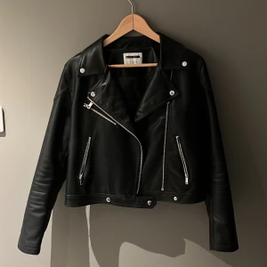 Svart skinnjacka från Noisy May - Skinnjacka från Noisy May