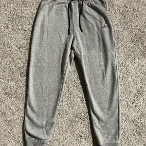 Jordan grå mjukis - Gråa mjukis från Nike som jag köpte för 899. Sitter jätte skönt. Är jätte bra mjukisar att ha för vintern då de värmer. Har använt max 4 gånger 🩶