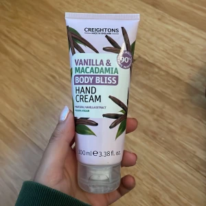 Vanilla & Macadamia Handkräm från Creightons - Handkräm med doft av vanilj och macadamia från Creightons. Innehåller naturligt vaniljextrakt och är 100% vegansk. Förpackningen är 100 ml och designad i en ljuslila tub med gröna och bruna detaljer.