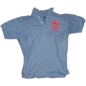 Ralph Lauren Polo Grå - Unik grå Ralph Lauren med röda broderier. Storlek L men passar M.                          Perfekt för en stilren look med en sportig touch. 🔥🔥 