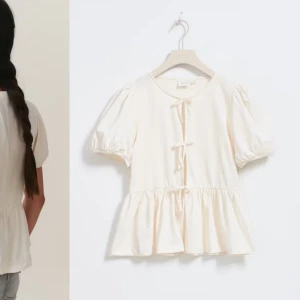 Vit blus med volangdetaljer - En jätte söt blus från Gina som jag då säljer eftersom den aldrig har kommit till användning, den passar till vilket tillfälle som helst, lappen sitter kvar och aldrig använd.💗 köpte den för 229