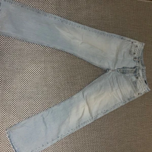 Ljusblå jeans från Hope - Blåa Hope Rush jeans. Jeansen har använts vardagligen men är i bra skick, enda felet på de är att det blivit ett hål vid gylfen (se bild). Med en symaskin kan detta fixas på noll sekunder! Slitage på byxänden och vid bakfickor är en del av designen! Storlek 30, passar mig som har 29/30 i midja och 32 i längd.