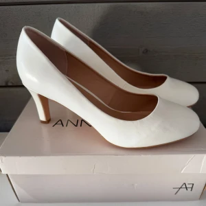 Vita pumps från Anna Field - Eleganta vita pumps från Anna Field med en klassisk design. Skorna har en medelhög klack och rundad tå, vilket gör dem perfekta för en stilren look. Perfekta för bal eller avslutning! Skorna är helt nya, endast testade inomhus. Strl 39💕