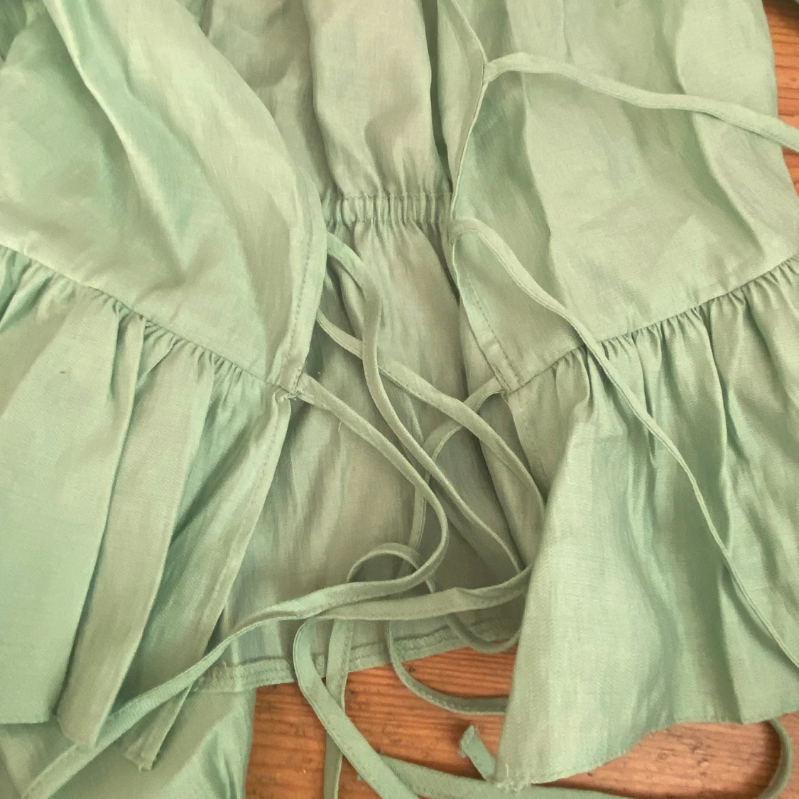 Grön blus med knytningar - 92