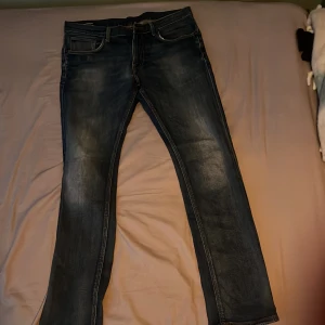 Mörkblå jeans - Snygga mörkblå jeans med en klassisk femficksdesign. De har en rak passform och är perfekta för en skön stil. Jeansen har en dragkedja och knapp framtill.