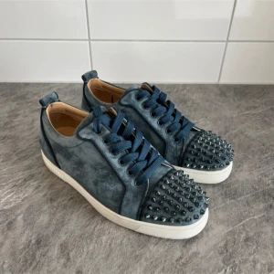 Christian Louboutin  - Christian Louboutin🌊 8/10 skick, lite brändskador på undersulan, box och og ingår 