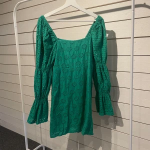 Grön klänning med broderad design - Säljer denna fina gröna klänning som jag endast använt fåtalet gånger