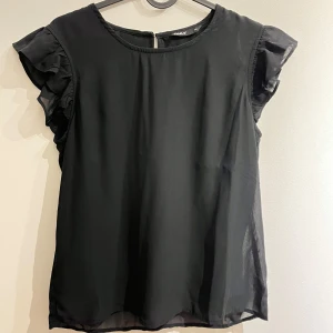 Topp från only - Världens finaste topp från only som funkar till vardags och fest!!