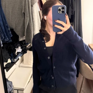 Mörkblå kofta med knappar - Säljer en stilren mörkblå kofta med knappar framtill. 