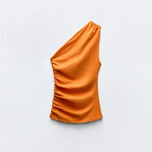 Orange oneshoulder topp zara - INTRESSEKOLL. Trendig orange oneshoulder topp från zara, säljs inte längre. Väldigt fin på sommaren när man är brun. Helt oanvänd🧡🧡🧡 TRYCK INTE KÖP NU‼️