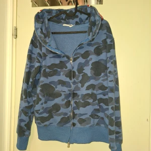 Blå bape hoodie - Säljer denna både hoodie eftersom jag inte använder den längre. Helt ok skick. Skriv vid funderingar
