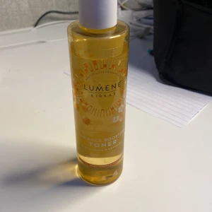 Lumene Kirkas Radiance Boosting Toner - Fräsch och uppfriskande toner från Lumene Kirkas som ger huden en strålande lyster. Innehåller naturliga ingredienser och är perfekt för att förbereda huden för efterföljande hudvård. Kommer i en praktisk flaska med skruvlock. Har använt den 2-3 ggr 