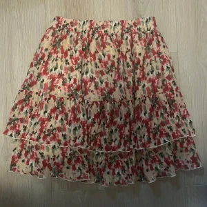 Blommig volangkjol - Fin kortkjol för sommaren, skriv för fler bilder!!💞