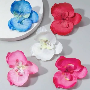  hårklämmor  blommor - Snygga hårklämmor i form av blommor i olika färger: blå, röd, vit och rosa. Oanvända helt nytt skick säljer de som ett paket 