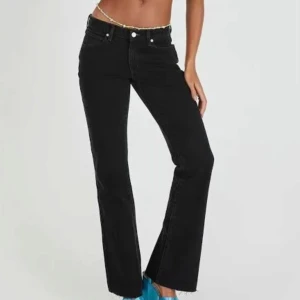 Svarta bootcut jeans - Säljer ett par svarta A brand 99 los bootcut jeans i svart. Dem är lågmidjade och har en snygg och perfekt bootcut. Modell bilderna visar tydligare passformen som jeansen har. Byxorna är i ett bra skick och sparsamt använda. Säljer dem då dem tyvärr är för små. Ny pris är 999kr men säljer för 450🙌🏼💕💕 W26 och L32 