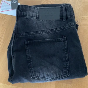 Svarta jeans från BoohooMAN Flare  - Snygga svarta jeans från BoohooMAN med en modern tvätt och fransade kanter. Perfekta för en avslappnad stil. De har en klassisk femficksdesign och är tillverkade i ett bekvämt denimtyg. För stora för mig de är direkt från paket. Storlek 36 