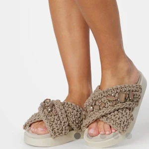 INUIKII tofflor  - Snygga beigea tofflor med från INUIKII med beigea kristaller. Nypris 2499kr. I gott skick. Pris kan diskuteras vid snabb affär.