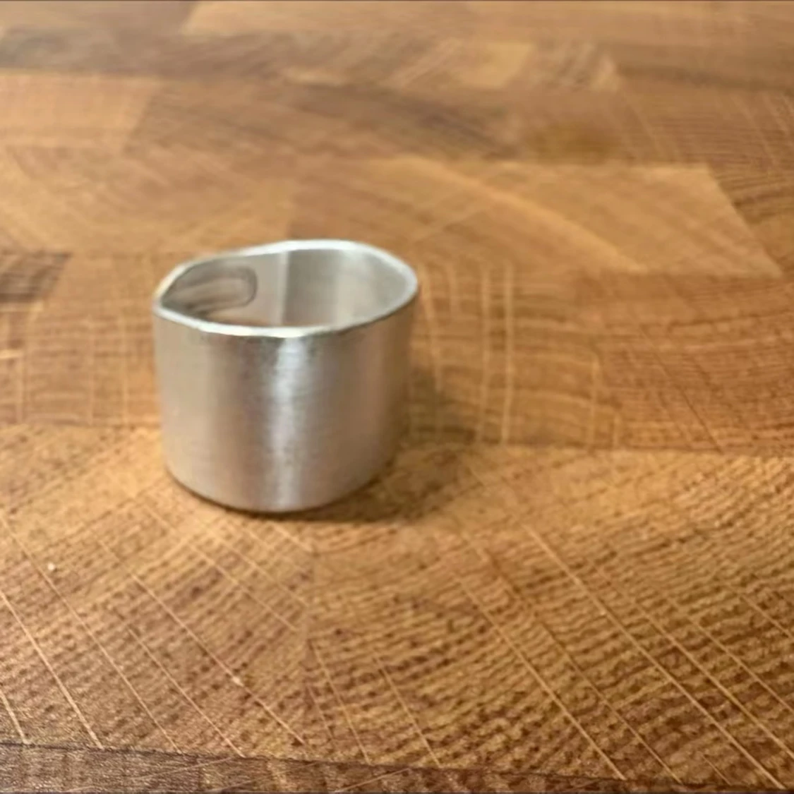 Bred silverring gjord av sked - 90