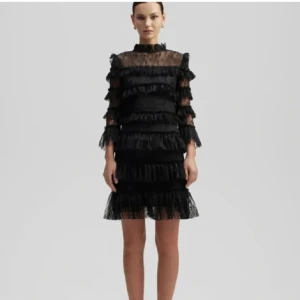 By malina klänning  - Så snygg klänning med spets!! Ingen lapp i men tror den från bymalina då den är väldigt lik och var köpt för 1800. Använd en gång ❣️❣️ alla lånade bilder!!!