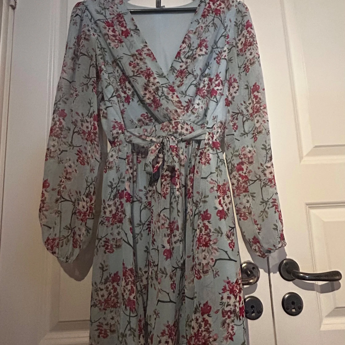 Blommig klänning från Nelly  - 90