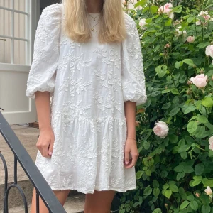 Vit blommig klänning - Vit blommig klänning från &OtherStories, säljs dock inte längre!Strl S. Så fin och perfekt till studenten eller till sommaren! Pris kan diskuteras!