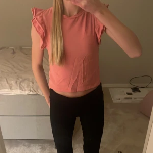 Rosa topp från 157 - Säljer en söt rosa topp från 157 i storlek XS. Toppen har volangdetaljer vid ärmarna💘