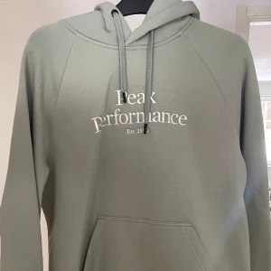 Ljus grön hoodie från Peak Performance - Helt ny,  aldrig anvånd då den inte passade.