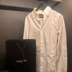 Massimo Dutti skjorta - Massimo dutti skjorta med coolt mönster på, bra för att dressa upp eller ha casual