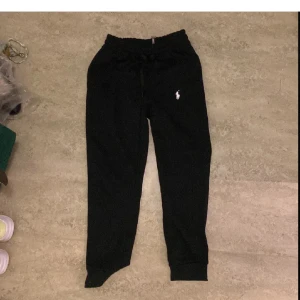  Ralph Lauren Byxor - Snygga svarta mjukisbyxor från Polo Ralph Lauren. Byxorna har en bekväm resårmidja och är perfekta för en avslappnad stil. Tagg är kvar! Aldrig använda, säljer då ja köpte fel storlek!