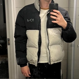 Svart och vit pufferjacka från Polar - Säljer en snygg svart och vit pufferjacka från märket Polar. Väl använd men fortfarande i bra skick. Kan skicka fler bilder på begäran. Retailpris: ~ 1500 kr