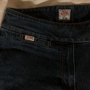 Mörkblå jeans från Miss Sixty - Snygga mörkblå jeans från Miss Sixty. De har en smalare bootcut! Väldigt bra skick!