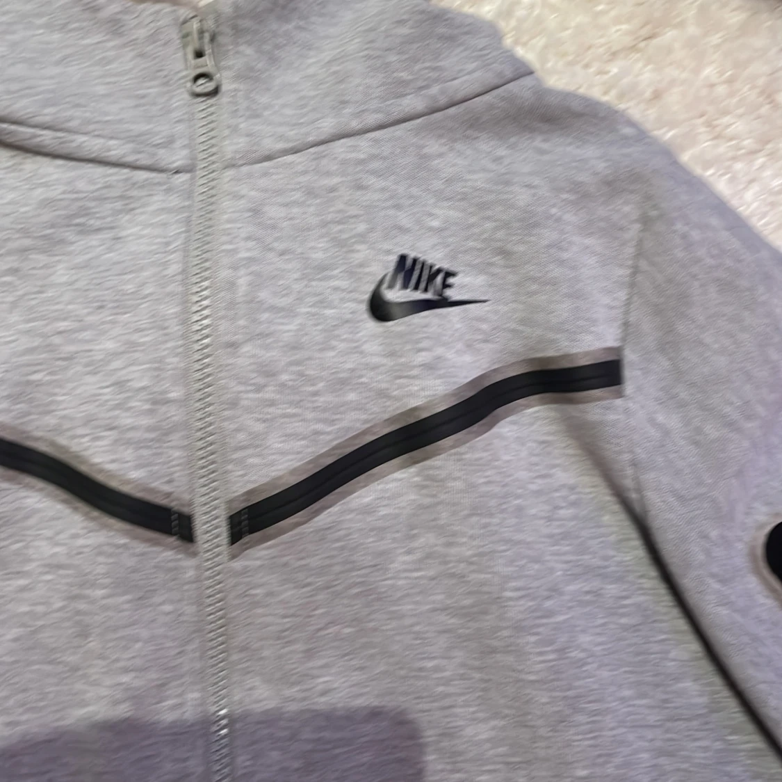 Grå huvtröja från Nike - 90