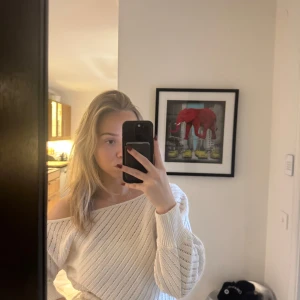 Vit stickad offshoulder-tröja Zara - Säljer en stilren vit stickad tröja med offshoulder-design. Tröjan har långa ärmar. Perfekt för en avslappnad och trendig look. Den är ifrån Zara och är knappt använd