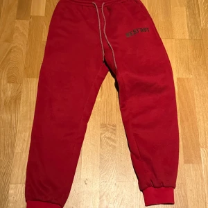 Röda mjukisbyxor med tryck - Snygga röda mjukisbyxor med texten 'DESTROY' tryckt på framsidan. Byxorna har snörning i midjan och ribbade muddar vid bensluten för en bekväm passform.