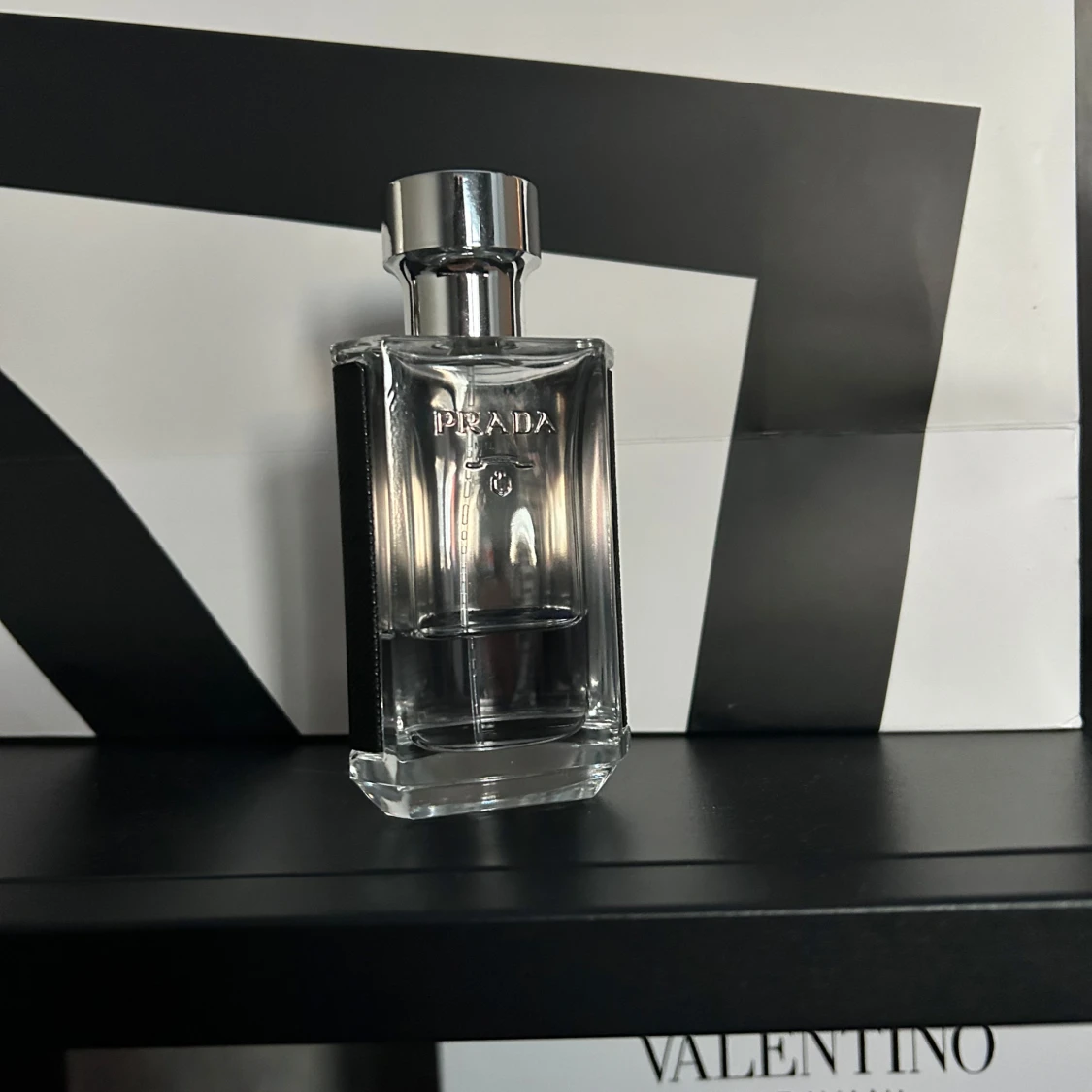 Prada parfym i genomskinlig flaska
