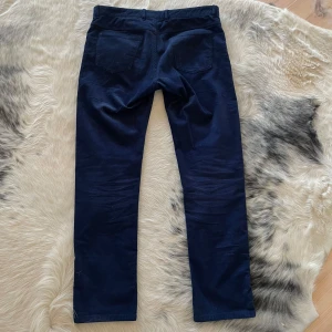 Massimo dutti Manchester byxor - Massimo dutti Manchester byxor i bra skick. Storlek L runt 34.34. Obs, byxorna är uppvikta två centimeter på bilden med modell. Hör av dig vid frågor eller funderingar. MVH. Båstad pluggen.