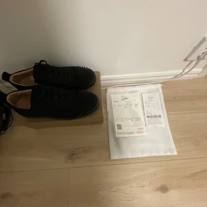 Louboutin  - Mycket bra skick, kvitto finns  ( pris kan diskuteras )
