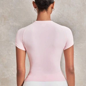 Ljusrosa tight topp - Jag beställde på SHEIN sen så råka jag köpa den också och ångrade mig och vill inte ha den . Snygg ljusrosa topp med korta ärmar och en tight passform. Perfekt för en stilren och bekväm look. Tillverkad i ett mjukt och stretchigt material.  När mitt SHEIN paket kommer så får du tröjan den kommer snart 