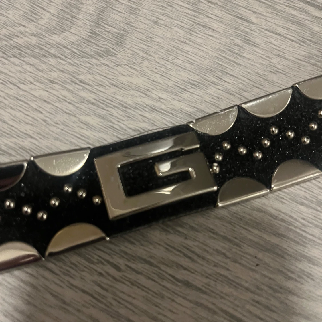 Svart bälte med silverdetaljer - 90