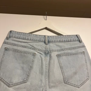Ljusblå Jeans - Hej! Säljer dessa ljusblå jeans storlek small i nyskick. Passar mig på ca 175 cm. Passar mellan 170-180 cm beroende på passform osv. Kan mötas i Karlstad eventuellt skickas mot fraktkostnad. Kan även samfrakta med mina andra annonser! 