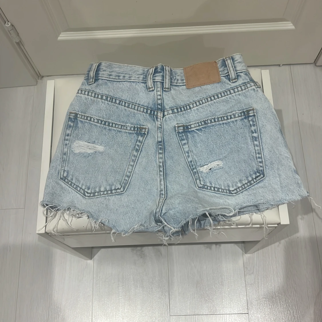 Ljusa jeansshorts med slitningar - 90