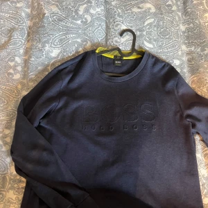Hugo boss tröja  - Använd fåtal gånger och har inga defekter. Storlek är XXL men tröjan är liten i storlek o passar en XL