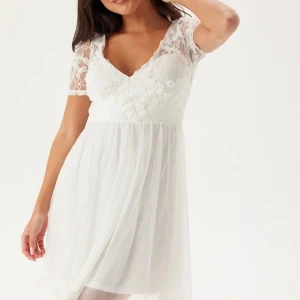 Vit spetsklänning - Säljer min oanvända studentklänning då jag valde en annan att ha! Köptes för 899kr😘