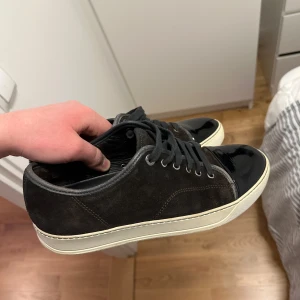 Lanvin skor - Riktigt schyssta Lanvin skor i den eftertraktade färgen mörkbrun!| Skorna är i grymt skick och har inga synliga defekter| Storlek 9/43 men passar lätt en storlek till| Endast skorna medföljer| Tveka inte att skriva vid det minsta lilla💭!