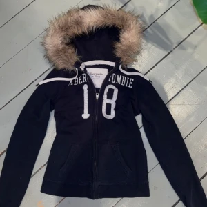 Abercrombie & Fitch furhoodie  - Storlek xs men passar s. Aldeig använt och pälsen är på sydd för hand så inte snyggaste stygnen men de håller bra🤗. Kom gärna privat för fler frågor. Priset går att pruta