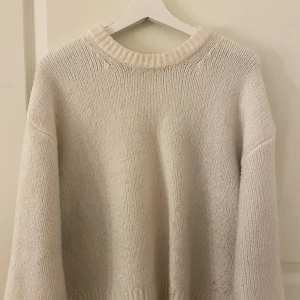stickad tröja från BikBok - Mysig vit stickad tröja från BikBok i storlek S. Tröjan har en klassisk rund halsringning och långa ärmar. Perfekt för kyliga dagar.
